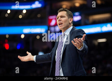 Sacramento, CA, Stati Uniti d'America. Xii Nov, 2019. Sacramento Kings coach Luca Walton reagisce alla chiamata durante una partita contro il Portland Trail Blazers al Golden 1 Centro il Martedì, Novembre 12, 2019 a Sacramento. Credito: Paolo Kitagaki Jr./ZUMA filo/Alamy Live News Foto Stock