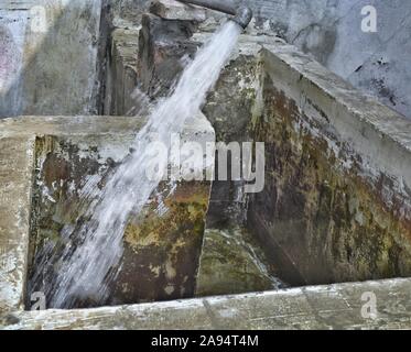 Acqua è stata scaricata da un tubo e non eri. La foto è stata ripresa a nord dell India in una casa quando la pompa è stata avviata per riempire la vasca. Foto Stock