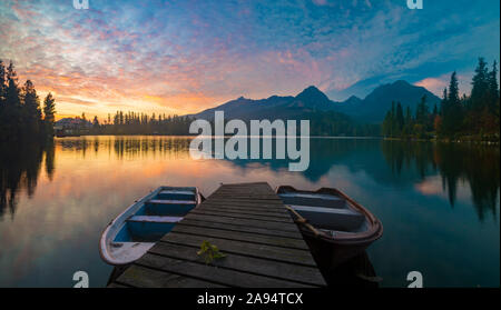 Lago di montagna il villaggio di Strbske Pleso (il villaggio di Strbske lago) in Alti Tatra national park, Slovacchia Foto Stock