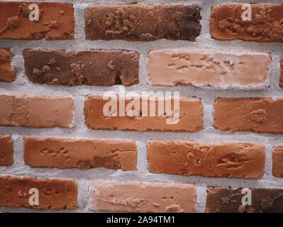 Orange facciata in mattoni. Strappata texture di pietra. Muro di pietra. sfondo astratto Foto Stock