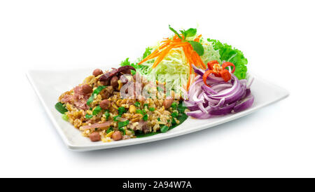 Insalata piccante salsa speziata di Crocchette di riso, carne di maiale fermentato, zenzero e noccioline. (Yam naaem khaao) vietnamita stile alimentare decorare fette di cavolo e scolpito Foto Stock