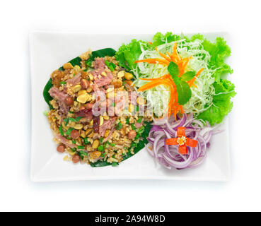 Insalata piccante salsa speziata di Crocchette di riso, carne di maiale fermentato, zenzero e noccioline. (Yam naaem khaao) vietnamita stile alimentare decorare fette di cavolo e scolpito Foto Stock