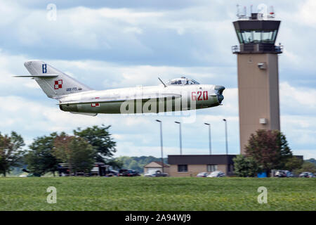 Una guerra fredda era Mikoyan-Gurevich MiG-17 esegue al 2016 Thunder su Airshow Michigan all'aeroporto Willow Run. Foto Stock