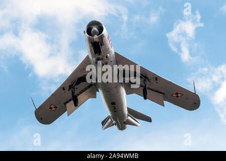 Una guerra fredda era Mikoyan-Gurevich MiG-17 esegue al 2016 Thunder su Airshow Michigan all'aeroporto Willow Run. Foto Stock