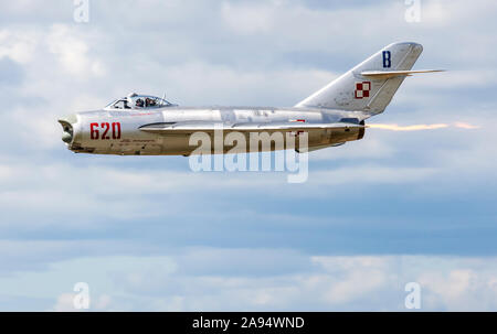 Una guerra fredda era Mikoyan-Gurevich MiG-17 esegue al 2016 Thunder su Airshow Michigan all'aeroporto Willow Run. Foto Stock