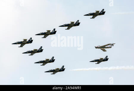 Il Breitling Jet Team effettuando al 2016 Thunder su Airshow Michigan nella loro formazione di L-39 Albatros. Foto Stock