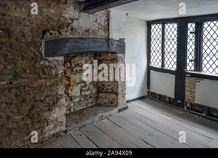 All'interno del Elizabethan House di New Street, Plymouth. Attualmente oggetto di riparazione e ristrutturazione di re aperto al pubblico tardo 2020. Primo piano bedro Foto Stock