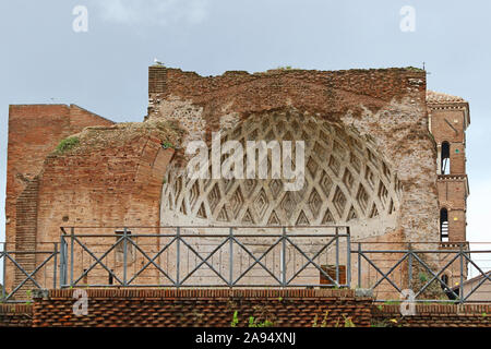 Roman street view di abside dell'antico tempio di Venere e Roma sulla Via Sacra vicino al Colosseo sulla collina Velian dedicato da Adriano Foto Stock