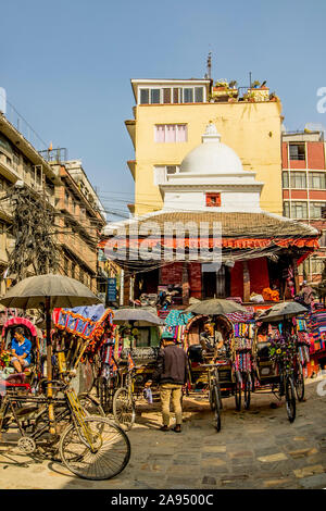 In Rickshaw Pullers in attesa per i clienti in una piazza locale a Kathmandu, Nepal. Foto Stock