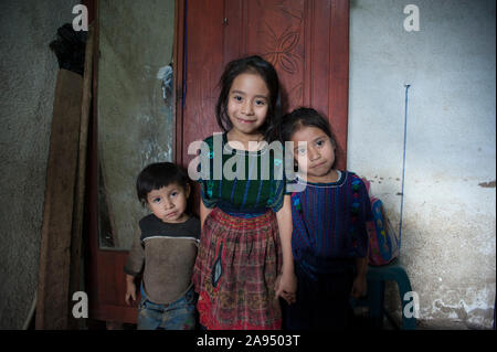 Maya bambini indigeni a casa a San Antonio Palopo, Solola, Guatemala. Foto Stock