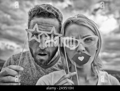 Maschio e femmina di Photo Booth puntelli sul cielo dello sfondo. Foto Stock