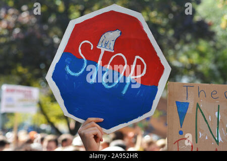 Heidelberg, Germania - Settembre 2019: segno di protesta che assomiglia a un arresto segno di traffico con orso polare sul ghiaccio in fusione tenuto durante il venerdì per la futura st Foto Stock