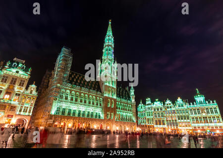 La Grand Place o Grote Markt, la piazza centrale di Bruxelles Belgio, illuminato con luci verdi come tourist godetevi la serata. Foto Stock