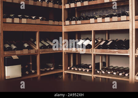 Concetto di sommelier. Il magazzinaggio dei vini isolato n. persone Foto Stock