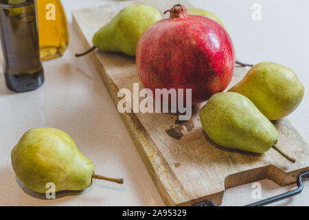 Pere fresche, melograno, essiccato cranberry, formaggio di capra, miele, noci e insalata di spinaci - ricetta casalinga casalinga - la ricetta Foto Stock