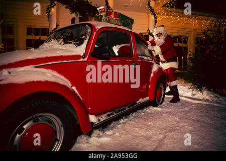 Santa sta spingendo una vettura bloccato nella neve Foto Stock