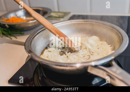 Fase di cottura della salsa bolognese - close-up - cucina casalinga Foto Stock