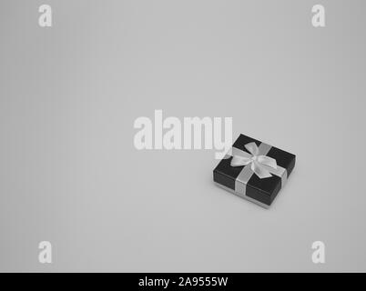 Confezione decorativa regalo legata con nastro a prua nero e bianco Foto Stock
