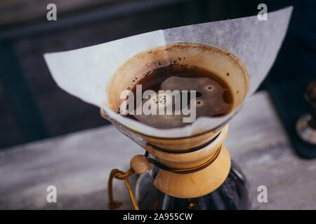 Realizzazione di infuso di caffè nero dal filtro per la cottura a vapore in stile di gocciolamento Foto Stock