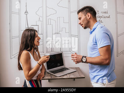 Dating in una caffetteria. Amante della bella giovane seduto in un bar godendo nel caffè e la conversazione. Amore e romanticismo. Foto Stock
