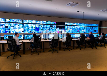 Team di agenti segreti in uniforme, monitoraggio cyber, video e comunicazioni al controllo principale centro dati stazione. Foto Stock