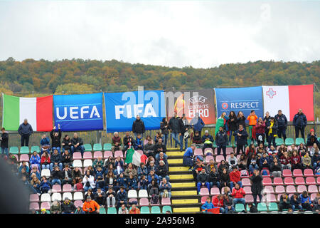 Sostenitore Italia durante la comunità 2021 Qualifiche - Italia Donne vs Donne di Malta, Castel di Sangro, Italia, 12 Nov 2019, calcio squadra di calcio italiano Foto Stock