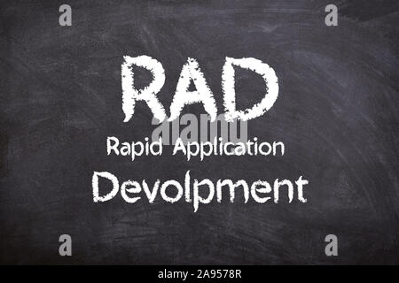 RAD - rapid application development - Schrift/font- Kreide/chalk -Tafel/board Foto Stock