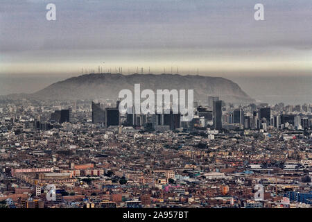 Vista della città di Lima e Morro Solar da Cerro San Cristobal, Lima, Peru Foto Stock