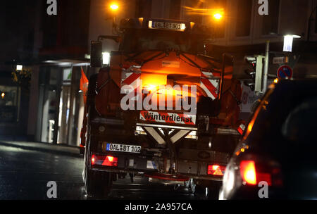 Marktoberdorf, Germania. Xiii Nov, 2019. Una radura e gritting unità del veicolo attraverso il villaggio di mattina presto. Credito: Karl-Josef Hildenbrand/dpa/Alamy Live News Foto Stock