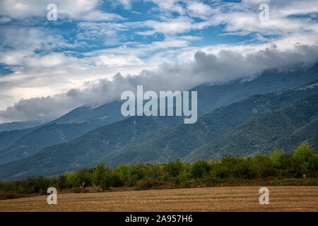 Bellezza del paesaggio di nebbia e nuvole rolling oltre la montagna boscosa Foto Stock