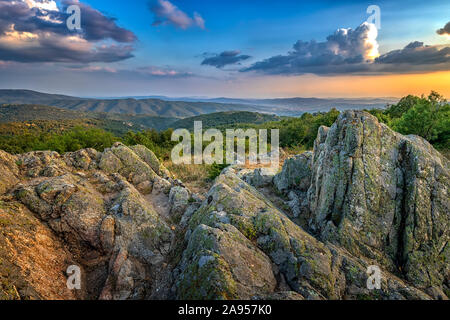 Incredibili rocce sul bordo di una montagna. Bella estate paesaggio di montagne al tramonto Foto Stock