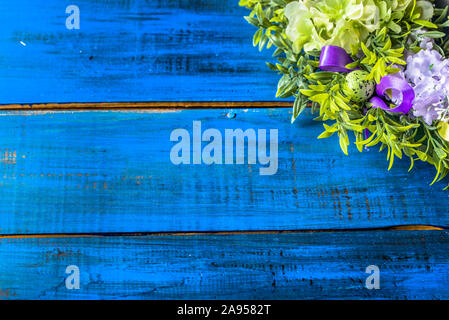 Decorazione di pasqua da uova di pasqua, legno di bosso e fiori. Foto Stock
