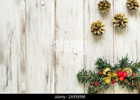 Sfondo di Natale con l'abete e ornamenti su legno, piatto di laici che, vista dall'alto Foto Stock