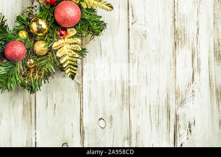 Ghirlanda di Natale sulla porta di legno sfondo Foto Stock