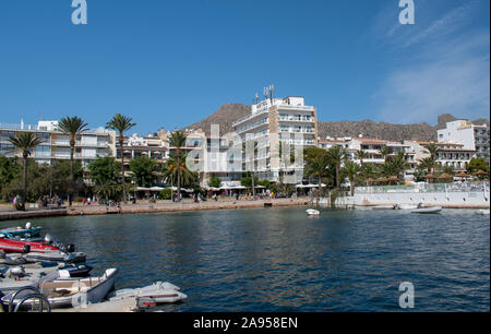 Port de Pollenca, Maiorca, Spagna, 14 ottobre 2019, vista dal molo guardando verso il bellissimo resort di Port de Pollensa Foto Stock