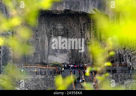 Zhengzhou, la Cina della Provincia di Henan. 26 Mar, 2019. Turisti visitano le Grotte di Longmen scenic area in Luoyang, centrale cinese della Provincia di Henan, Marzo 26, 2019. Credito: Li Un/Xinhua/Alamy Live News Foto Stock