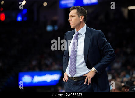 Sacramento, CA, Stati Uniti d'America. Xii Nov, 2019. Sacramento Kings coach Luca Walton orologi giocatori durante una partita al Golden 1 Centro il Martedì, Novembre 12, 2019 a Sacramento. Credito: Paolo Kitagaki Jr./ZUMA filo/Alamy Live News Foto Stock