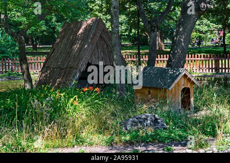 Una piccola casa costruita nel lago con il luogo di nidificazione per anatre nella città giardino, Sofia, Bulgaria Foto Stock