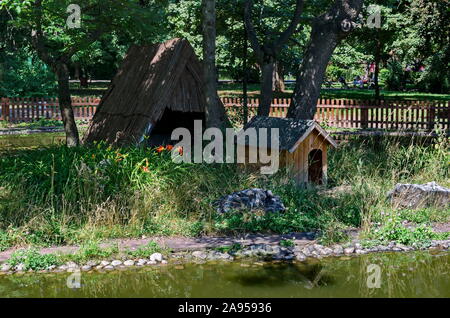 Una piccola casa costruita nel lago con il luogo di nidificazione per anatre nella città giardino, Sofia, Bulgaria Foto Stock