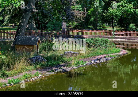 Una piccola casa costruita nel lago con il luogo di nidificazione per anatre nella città giardino, Sofia, Bulgaria Foto Stock