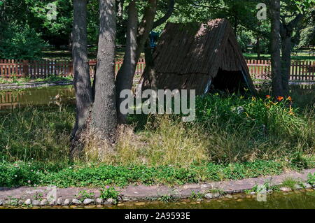 Una piccola casa costruita nel lago con il luogo di nidificazione per anatre nella città giardino, Sofia, Bulgaria Foto Stock