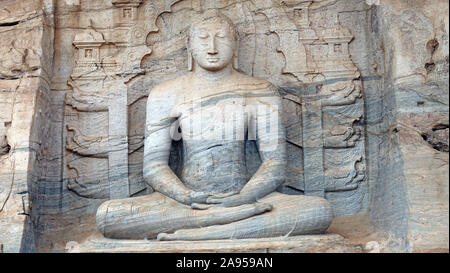 Buddha seduto, Gal Vihara, antica città di Polonnaruwa, Nord provincia centrale, Sri Lanka Foto Stock