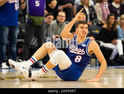 Sacramento, CA, Stati Uniti d'America. Xii Nov, 2019. Sacramento Kings guard Bogdan Bogdanovic (8) reagisce a fallo chiamato lui durante una partita al Golden 1 Centro il Martedì, Novembre 12, 2019 a Sacramento. Credito: Paolo Kitagaki Jr./ZUMA filo/Alamy Live News Foto Stock
