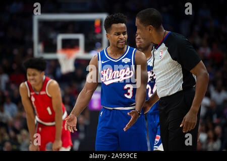 Sacramento, CA, Stati Uniti d'America. Xii Nov, 2019. Sacramento Kings guard Yogi Ferrell (3) sostiene con gazzetta durante una partita al Golden 1 Centro il Martedì, Novembre 12, 2019 a Sacramento. Credito: Paolo Kitagaki Jr./ZUMA filo/Alamy Live News Foto Stock