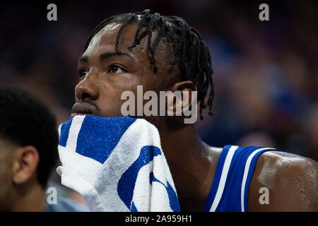 Sacramento, CA, Stati Uniti d'America. Xii Nov, 2019. Sacramento Kings avanti Harry Giles III (20 )orologi gioco dalla panchina durante una partita al Golden 1 Centro il Martedì, Novembre 12, 2019 a Sacramento. Credito: Paolo Kitagaki Jr./ZUMA filo/Alamy Live News Foto Stock