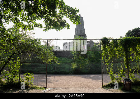 Bolzplatz am Bismarckdenkmal Foto Stock