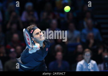 Londra, Inghilterra - novembre 12: Roger Federer in azione durante il suo singles match contro Matteo Berrettini di Italia durante l'ATP World Tour Finals presso l'Arena O2 il 12 novembre 2019 a Londra, Inghilterra. Credito: Paolo Cunningham/Alamy Live News Foto Stock