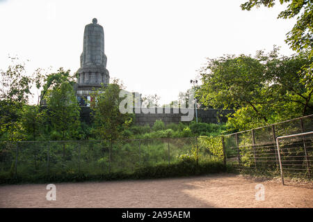 Bolzplatz am Bismarckdenkmal Foto Stock