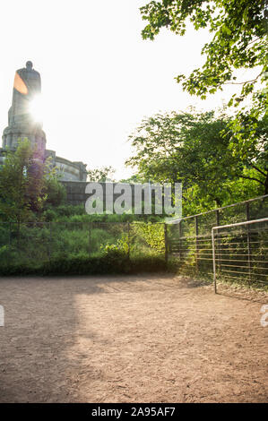 Bolzplatz am Bismarckdenkmal Foto Stock