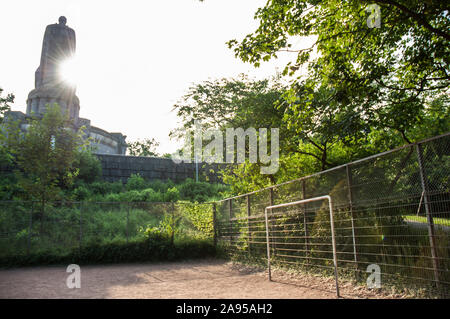 Bolzplatz am Bismarckdenkmal Foto Stock